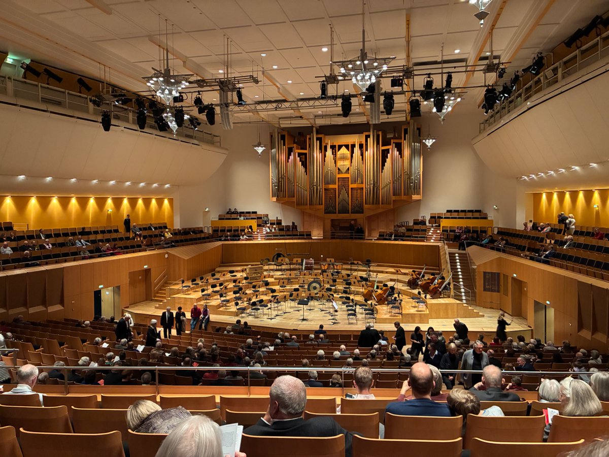 河内秀夫さんにお会いしにバンベルクへ🏰
桐朋学園（高校）でコントラバスを弾いた最初の生徒であり、バンベルク響の団員として長年演奏された方です。苦労話や型破りなエピソードの裏にある音楽への純粋な思いに心を打たれました🍀
聴きに行ったバンベルク響は超木管！なプログラム。素晴らしかった！