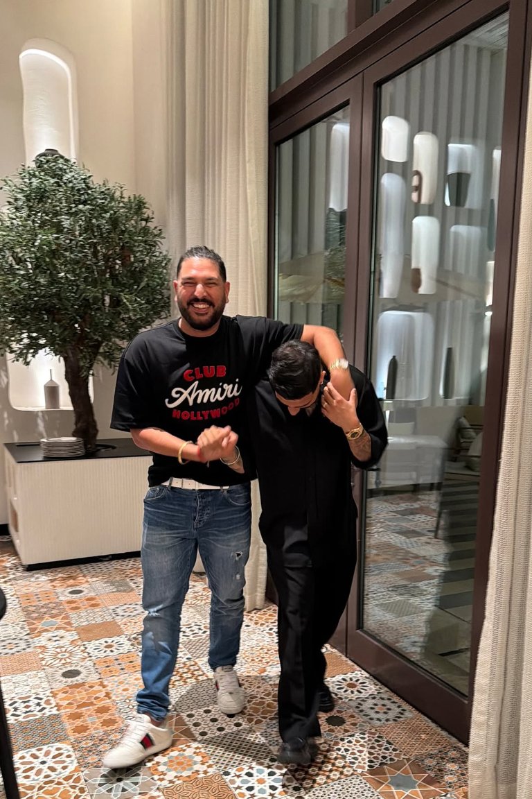 JagbaniOnline's tweet image. Yuvraj Singh ਨਾਲ ਨਜ਼ਰ ਆਏ Karan Aujla
#KaranAujla #YuvrajSingh #PunjabiSinger #Cricketer