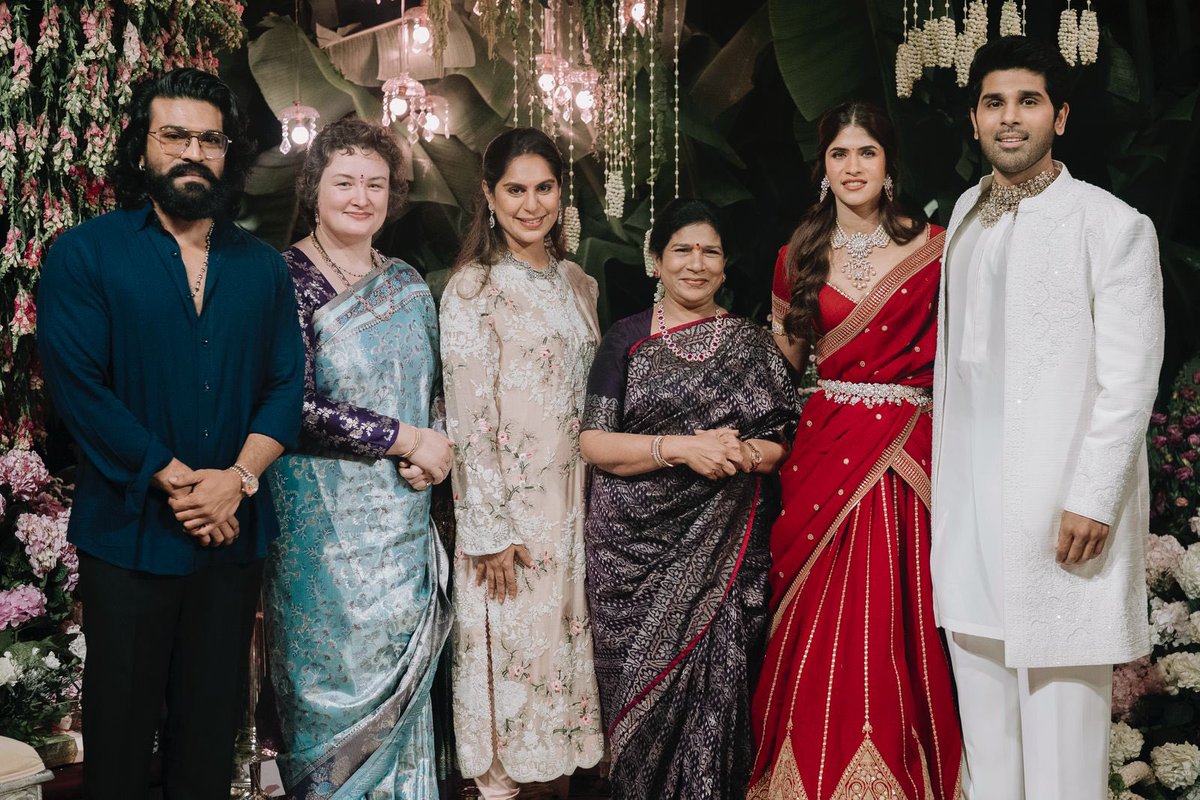 Filmy_Time's tweet image. Mega Prince @IAmVarunTej, @Itslavanya, @NagaBabuOffl and family graced the engagement ceremony of @AlluSirish &amp;amp; #Nayanika, extending their heartfelt wishes and blessings to the couple ✨