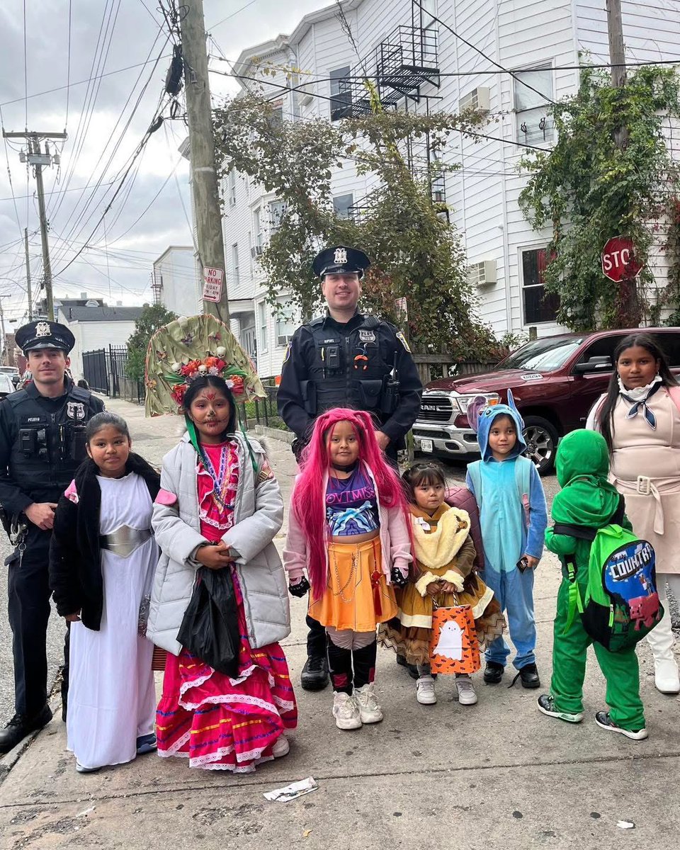 Some early Halloween Pics!

We’re already out and about, giving out candy and helping trick-or-treaters have a great Halloween!!

We’ll be around all night making sure everyone is staying safe. If you see us- say hi!

#yonkerspd #yonkerspolice #yonkers #halloween