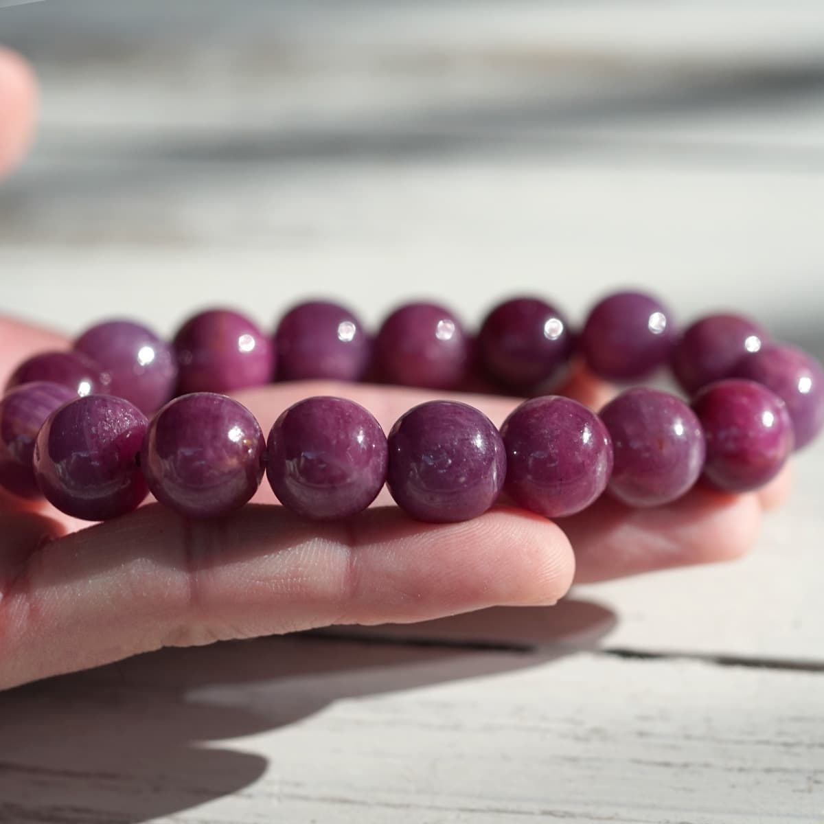 ★商品紹介★ルビー★
宝石としては言わずと知れた天然石ですが、古くからスピリチュアルストーンとされています。
赤い石の女王。真っ赤な色を不滅の炎に例えて、不死身の力を授け、情熱や深い愛情に恵まれると伝えられています。

forestblue.jp/shop/shopbrand…

#天然石 #パワーストーン #ルビー