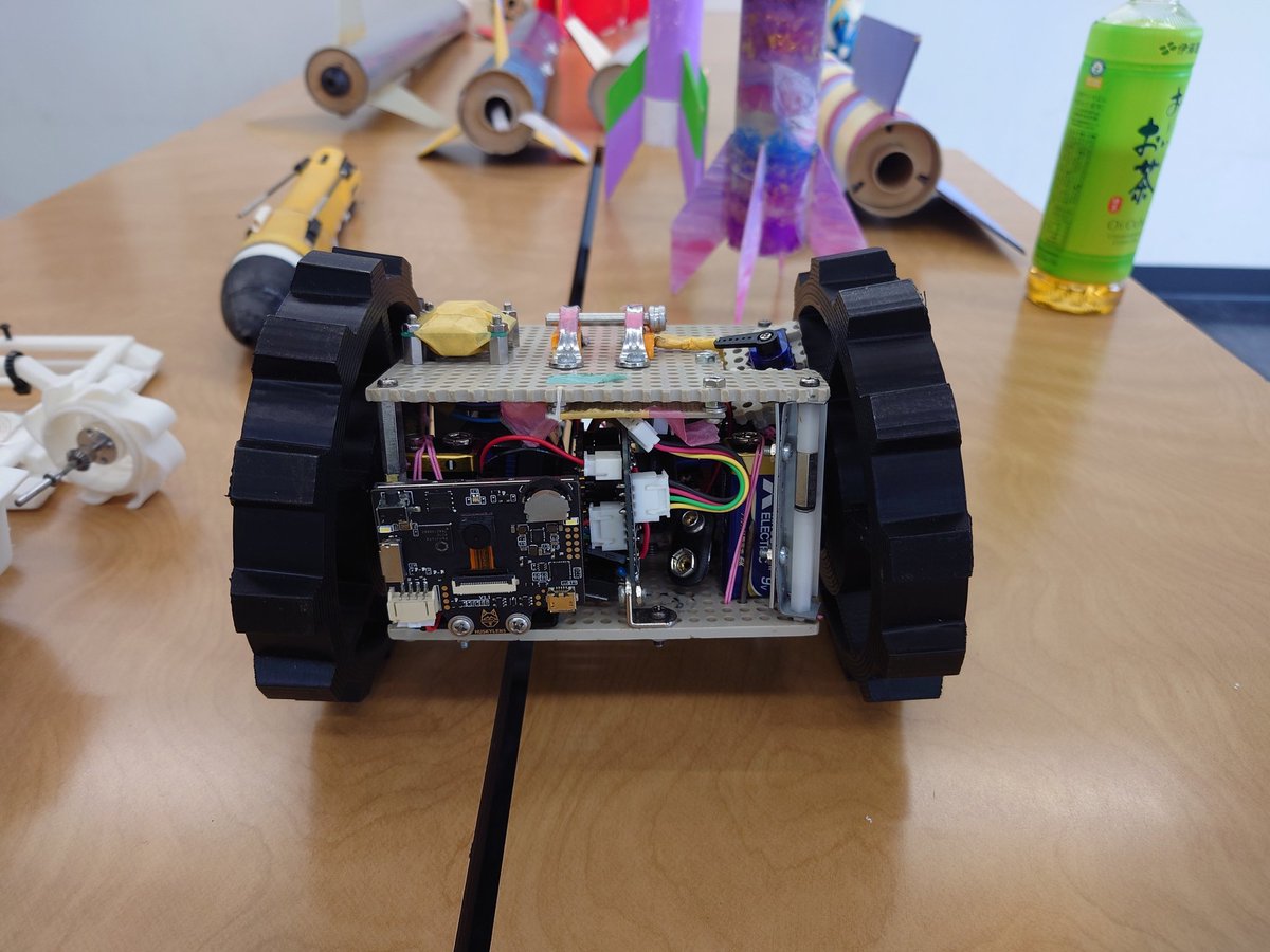 ohnuki_tsuyoshi's tweet photo. 去年、後輩の大学生たちが初めて作ったローバーを見て、「モーターやギアボックスは車輪の荷重に耐えられるようにできてないから、分離しないと壊れるよ」と指摘した。
で、1年経ったら、サスペンションとドライブシャフトで懸架した、スプリングの効いた車輪になってた。え？進歩早くね？ https://t.co/NhYToRqyAP