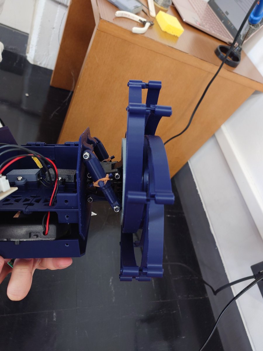 ohnuki_tsuyoshi's tweet photo. 去年、後輩の大学生たちが初めて作ったローバーを見て、「モーターやギアボックスは車輪の荷重に耐えられるようにできてないから、分離しないと壊れるよ」と指摘した。
で、1年経ったら、サスペンションとドライブシャフトで懸架した、スプリングの効いた車輪になってた。え？進歩早くね？ https://t.co/NhYToRqyAP