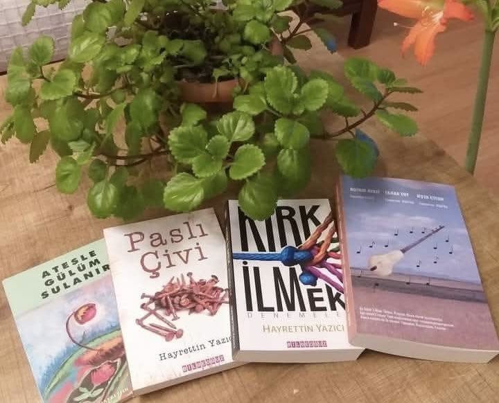 “Dostlar vefasız ya
Komşular da geçiyor selamsız” 

Her cumartesi akşamı saat 22.00’de YouTube kanalımda gerçekleştirdiğim,
“Zirve Şairlerimizden Şiirlerler”programımda bu akşamki 
(1 Kasım 2025) CANLI yayın konuğum, bu toprağın türküsünü söyleyen,sözün bittiği yerde şiire