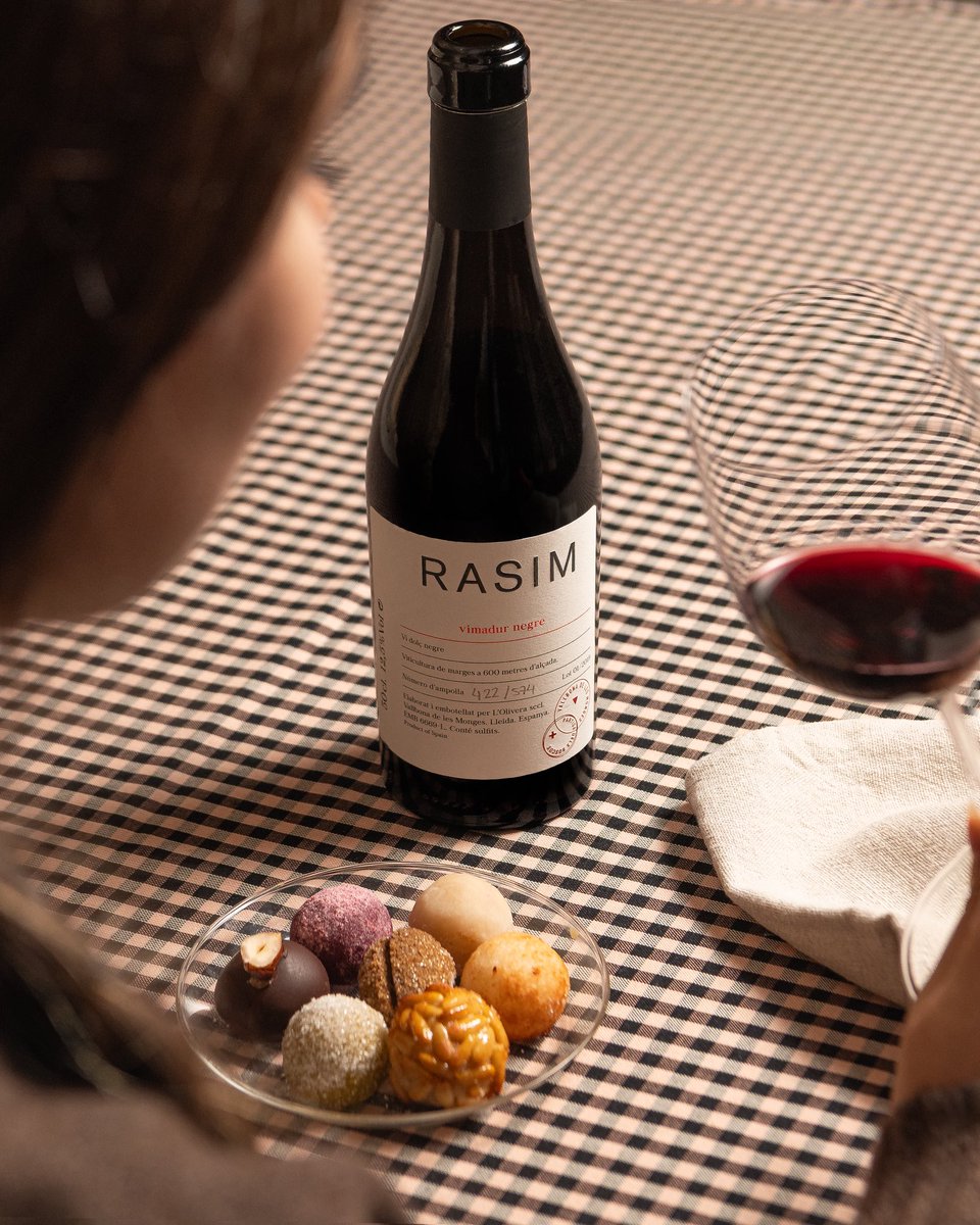 Rasim Vimadur 2019 es un vino dulce de L’Olivera y el diseñador Claret Serrahima. Se elabora con garnacha de Costers del Segre. Aromas a fruta deshidratada con mermelada de fresas y moras, y un toque de olivada. Fluido y ágil en boca. #vinodeldía bit.ly/47GmuPv