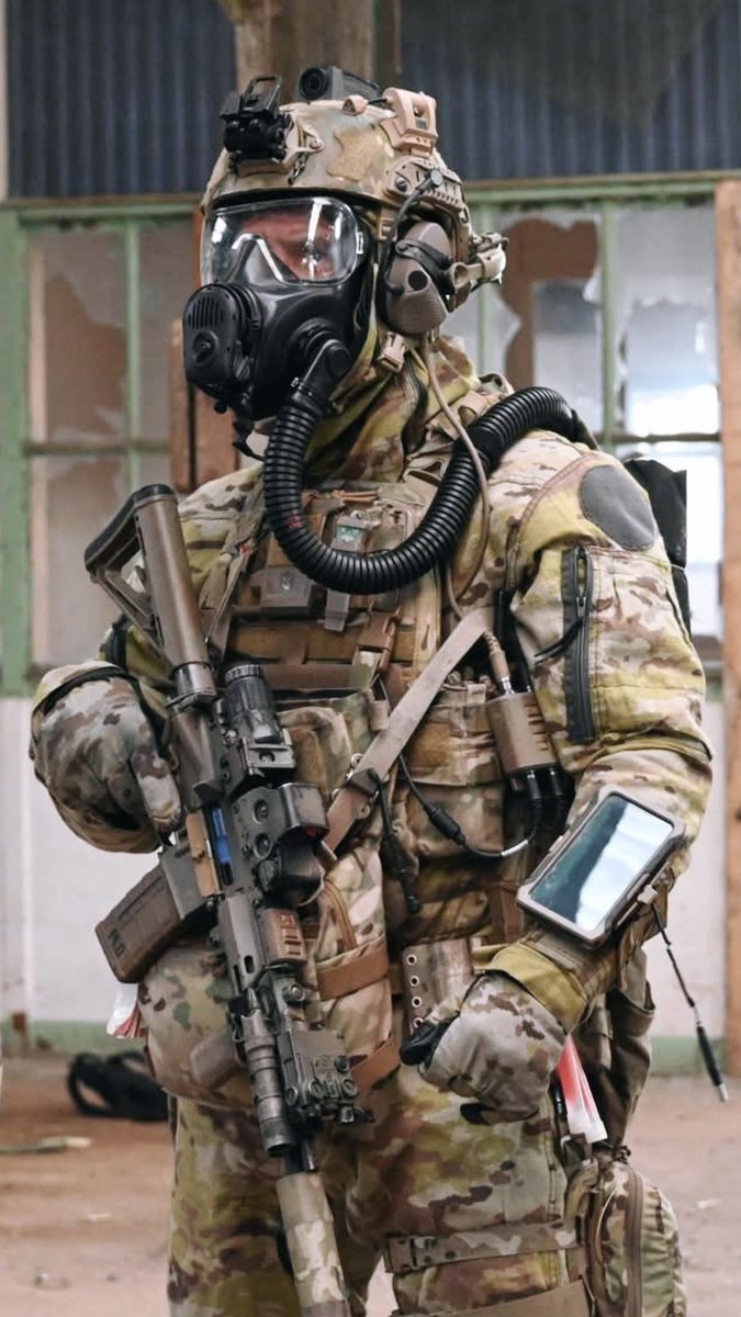 Gabriel Zucman, le soir d’Halloween, devant la porte de Bernard ARNAULT. 

#fight 🎃