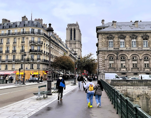 Paris_all_about's tweet photo. There’s something quietly poetic about crossing the Pont d’Arcole, a bridge that links more than just the right bank to Île de la Cité, it connects centuries of history.
More: https://t.co/WUJINXisav
#Paris #streetsofParis #NotreDame https://t.co/leqdJI5CAv