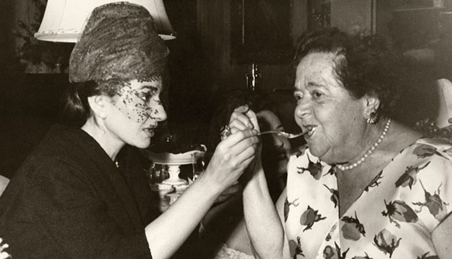 mariobianchi18's tweet photo. Il #1novembre 1963 moriva #ElsaMaxwell. Pianista mancata, iniziò ad organizzare serate mondane a Monaco e Venezia: fu lì che incontrò #MariaCallas alla quale presentò Aristotele Onassis. La Maxwell, innamorata della Callas, tentò per anni di sedurla in ogni modo, senza successo. https://t.co/8GnAVWWpQi