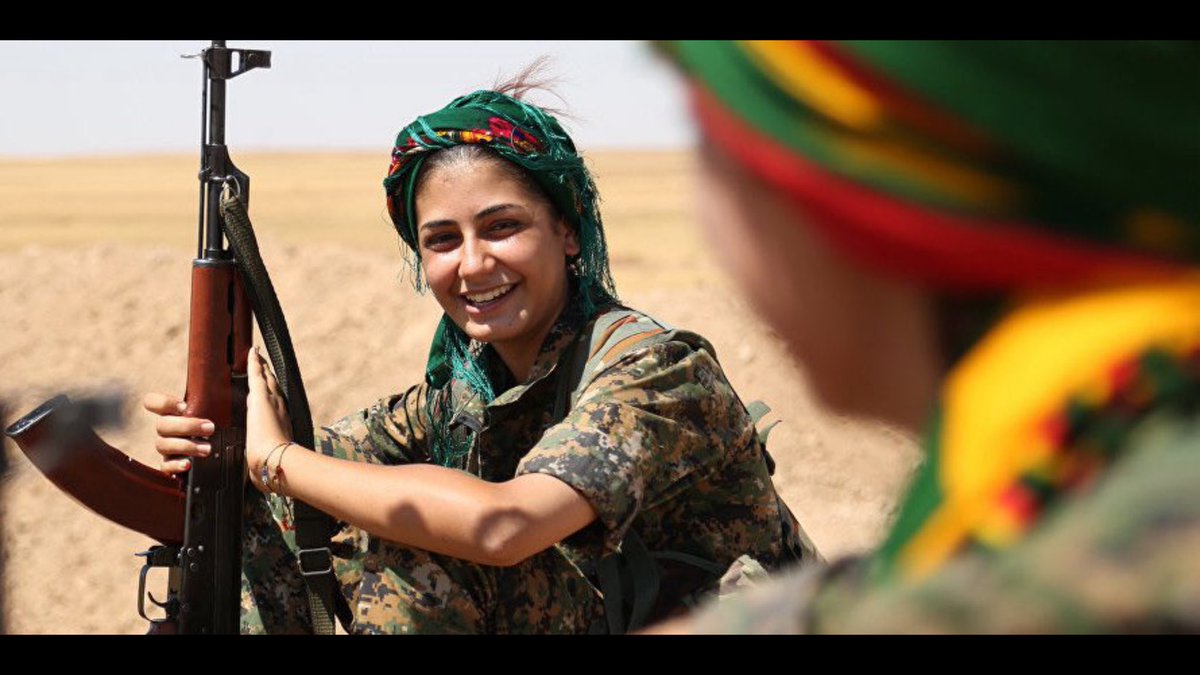 ```
11 sal berê li Kobanîê tarî daxist.  
Jin, zarok li piştê, çek li destê,  
“DAÎŞ ya derbas dibe ya diqede” got.  
Derbas nebû. Qediya.  
Ew agir hê dişewite:  
Kevoka yekem a azadiyê.  
Bijî Berxwedana Kobanê! ✊🏽🔥#WorldKobaneDay #berxwedanakobanê