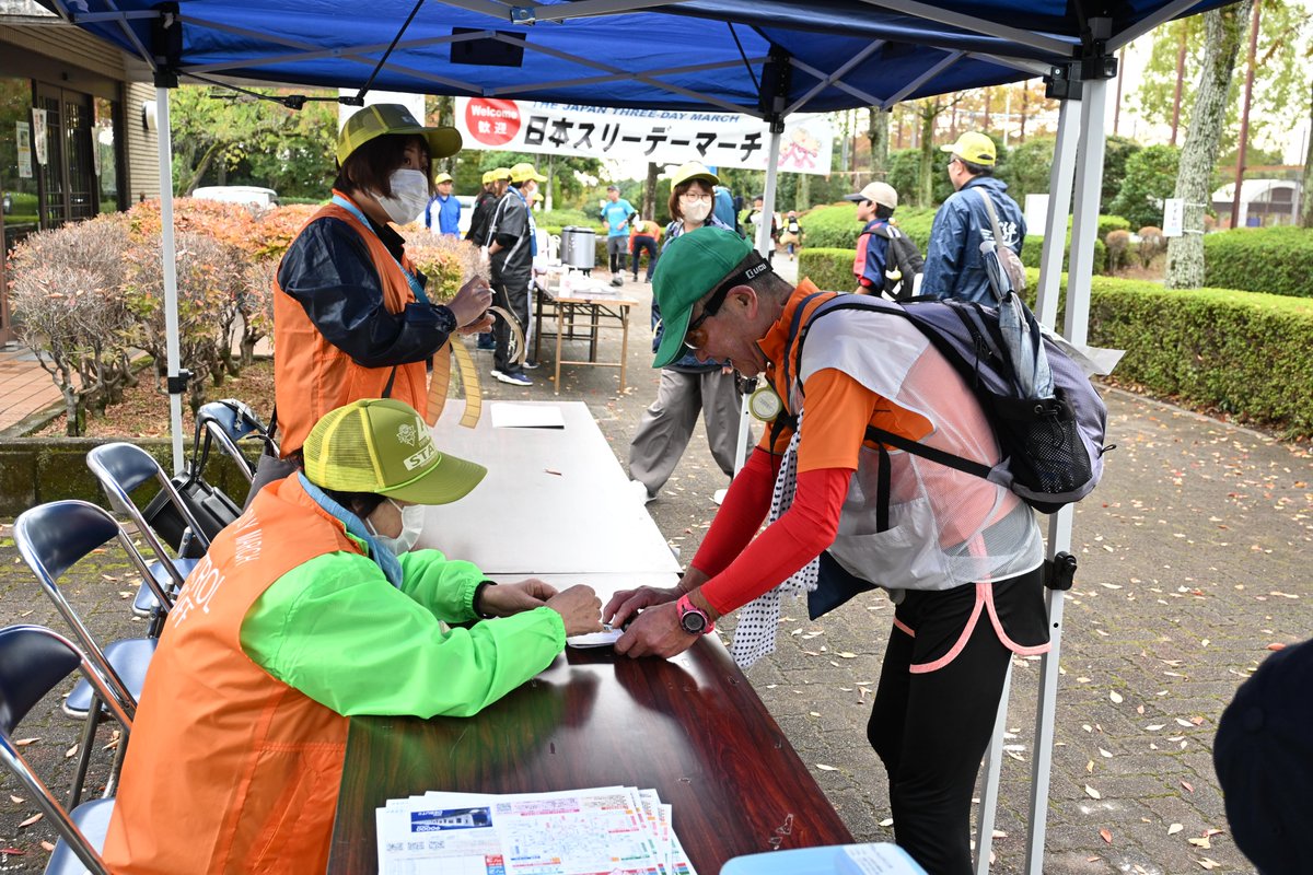 e_matuyama_city's tweet photo. 【第48回 #日本スリーデーマーチ 1日目】
1日目は和紙の里・ #武蔵嵐山 ルートで、17,322人が参加しました。5～50kmのコースのほか、 #東秩父村 「和紙の里」特別コースもあり、ウォーカーは豊かな自然の中を歩きました。2日目は #吉見百穴 ・ #森林公園 ルートです。 #東松山 #ウォーキング https://t.co/w3Y4rRaQRN