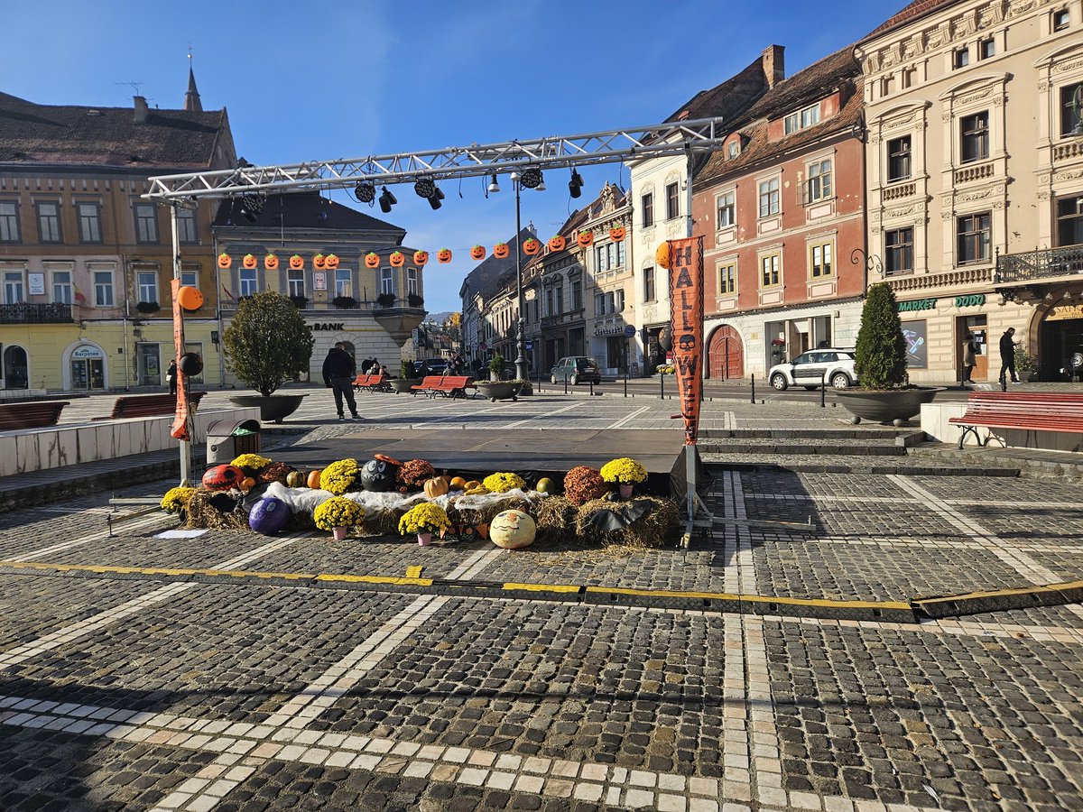RJonTourUK's tweet image. Halloween market in Brasov today while running errands and #beeroclock.

Find out about visiting Brasov in Romania on my #travelblog.

rjontour.com/brasov/ #traveltribe
