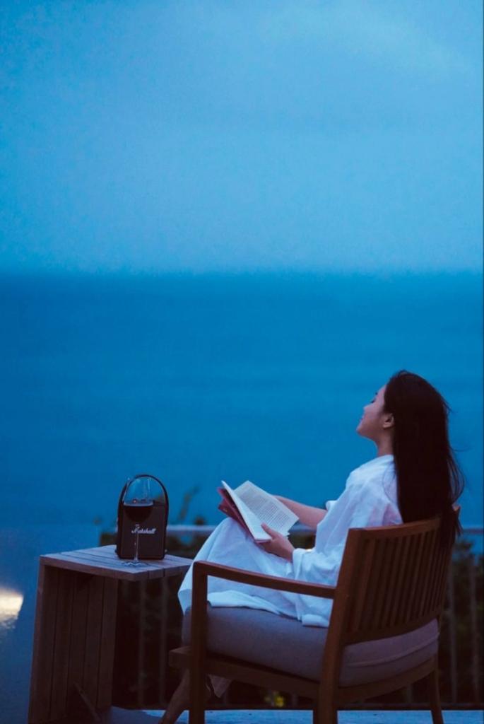 फूलों की तरह मत जीना जिस दिन खिलोगे टूट कर बिखर जाओगे..

जीना है तो पत्थर की तरह जियो जिस दिन तरासे गए पूजे जाओगे..✍️
#शुभ_दोपहर_वंदन🙏
#आपका_दिन_मंगलमय_हो 
🙋‍♀️☕
🌻💛______🌾🕊️🕊️
☕🩷______🌿𓅯𓅯