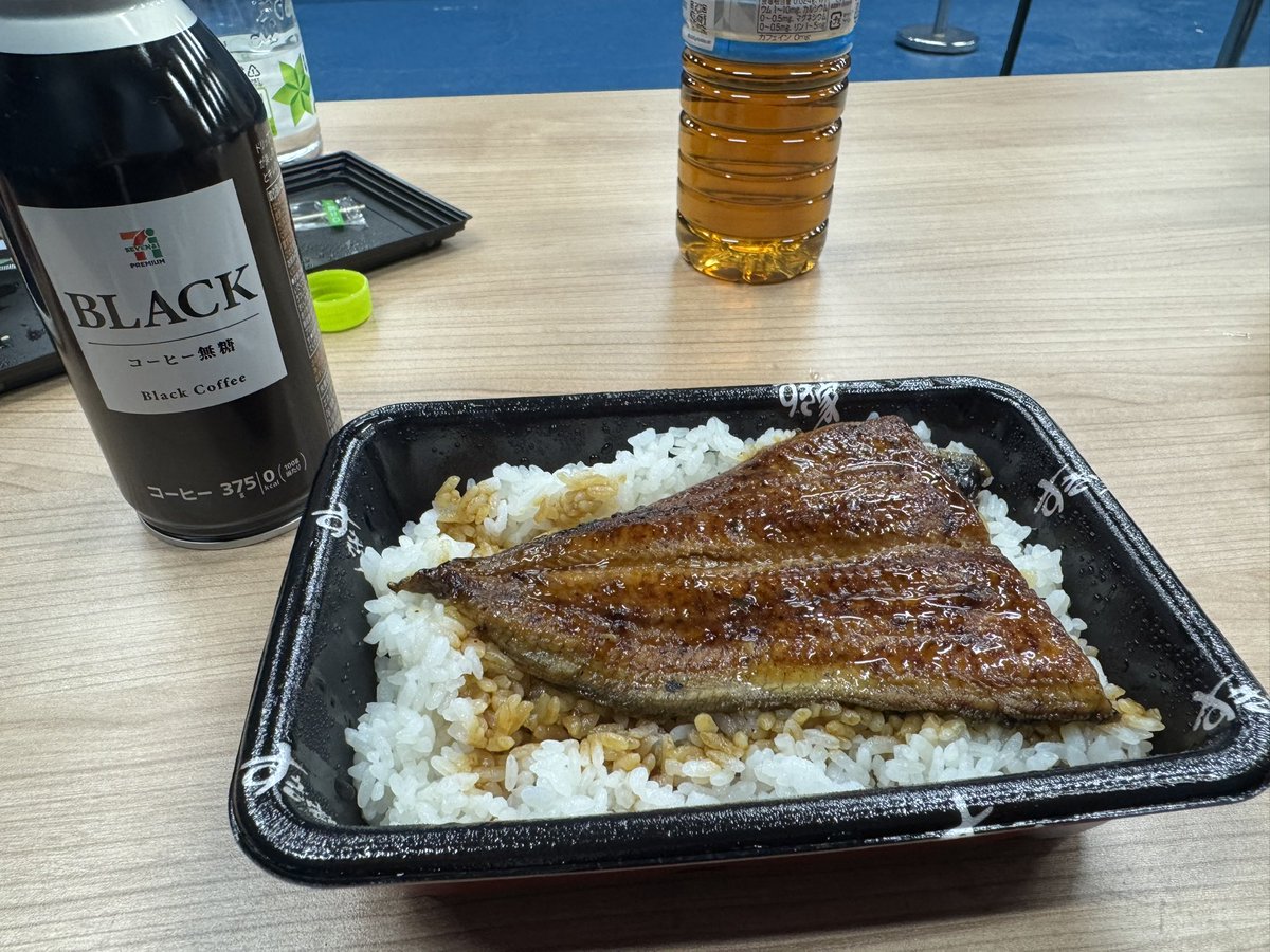 KouMei_Gen's tweet photo. @graceproject_pw さんからうな重の差し入れが！

選手たちが精力補充されましたのでダムズさんには負けないぞ！

#puzzle_pw
#freedoms_pw
#GraceProject https://t.co/IARVIkyseV