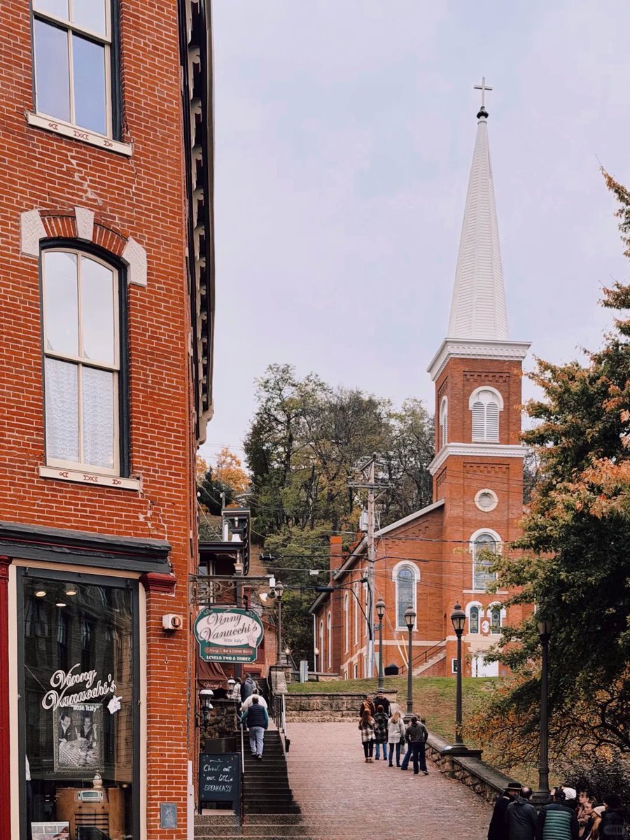 JFreeman60's tweet image. Just 3 hours from Chicago lies a storybook town where autumn feels like magic. Cobblestone streets, 19th-century brick buildings, and the sound of guitar melodies floating by the river. Pure fairytale vibes 🍂 #FallTravel #MidwestMagic