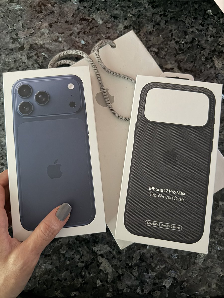 ivylimcc's tweet image. A surprise gift 

#torightthewrong