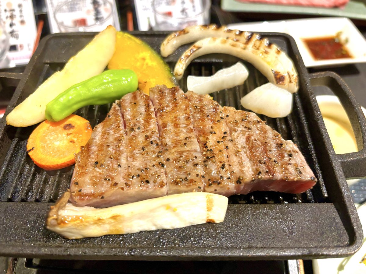 Akkey22m's tweet photo. 味の与平さんで、
飛騨牛堪能しましたー
お腹を減らしていきましたが、
間違いです。
美味し過ぎて、直ぐに飲み込みそう！

先発隊は、あっという間に喉を通り越し、
全てを直ぐに飲み込みそうになるのを、我慢しながら、味わいます。

口の中で旨みが広がり幸せ！

自然と箸が進みます。 https://t.co/mZhei4fp9D