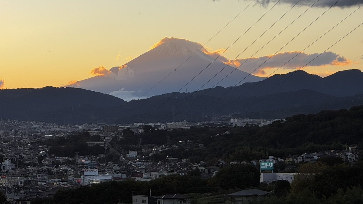perfumeview's tweet photo. つい先程の富士山🗻
久しぶりの秋晴れ
気持ちのいい日中でした。

#神奈川
#秦野市
#客室 の
#大きな窓
#露天風呂 から
#富士山
#景色が綺麗に見える
#ラブドールレンタル　できる
#ラブホ　#ホテルパフューム https://t.co/SRNoPqNDbA