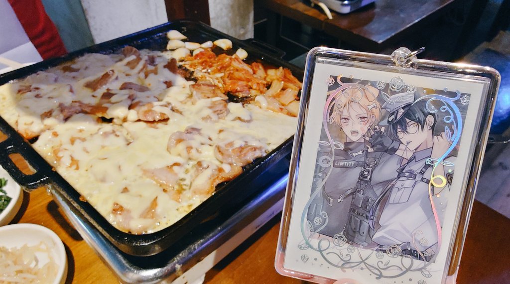 canaria_no_yume's tweet photo. ハロウィーン当日は友達とコラボカフェ巡りでした( '༥' )ŧ‹”ŧ‹”
ドリンクだけとか注文を少なめにして夜はサムギョプサル🐷
今年は仮装をしなかったけれど、わんわんポリスりむちとお出かけ🫶💕
#Limtity https://t.co/UE0m4FDfl8