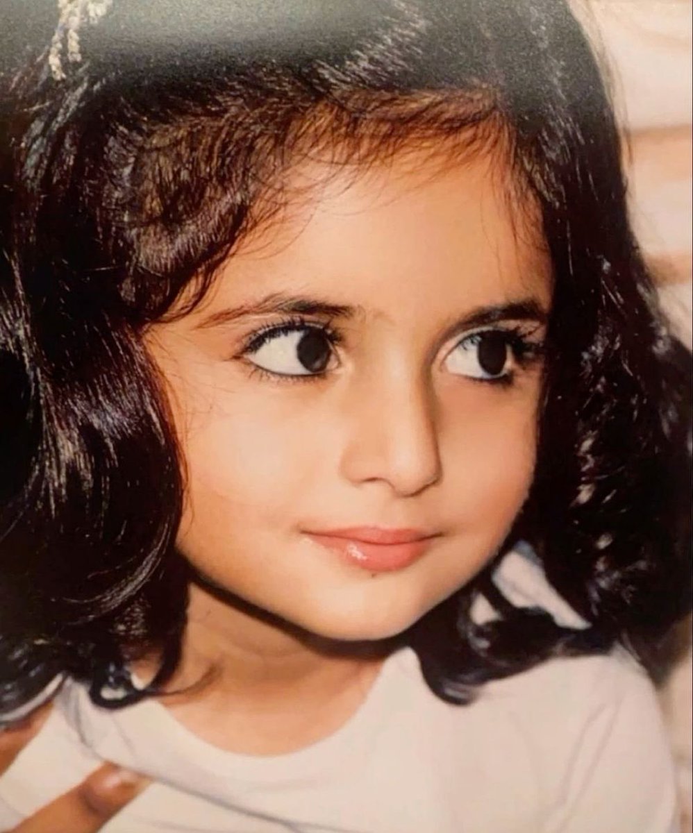 saddahalotaibi's tweet image. يا بنت الحلا والملح وام القبال الزين
عيوني على طلة محياك شفقانه 

تعالي وباستقبالك القلب قبل العين
مراسيم تشريفك بصدري لها خانه

تخطّي على هونك مابين الضلوع وبين
عروق ٍ تشيل الحبّ وترز نيشانه

غذاء روحي وشوفك مغذّي و فيتامين
عسى الله يجازي وجهك الحلو باحسانه

ونظرات عينك كنّها…