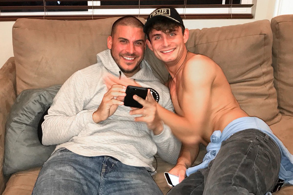 mollypiLLLL's tweet photo. this looks like a gay porn :>   @mrjaxtaylor https://t.co/JTENM0GfLX