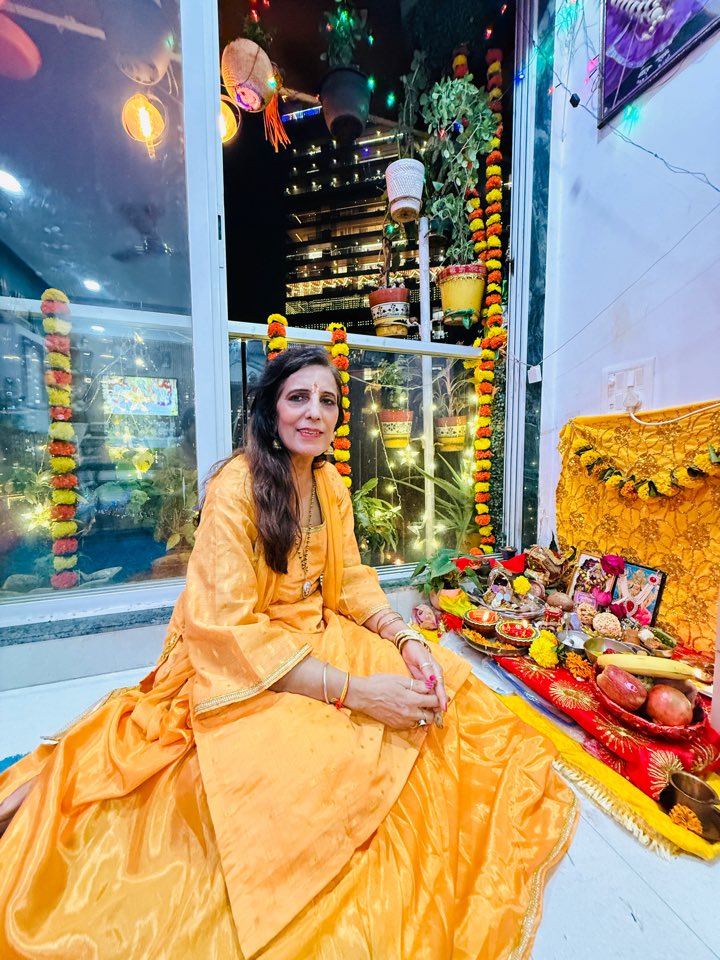 बच्चो के बिस्तर के निकट लक्ष्मी जी द्वारा छोड़े गए धन और खिलौने मिलें यकीन मानिए उनके उत्साह और प्रसन्नता का ठिकाना  नहीं रहेगा🪔💰
*हमारे पुराण,हमारी कथाएं,हमारी आस्था पूरे विश्व में अनूठी है, रंगो से भरपूर हमारे विश्वास की डोर से बंधी है हमारी संस्कृति जैसी किसी की भी नही है*🙏