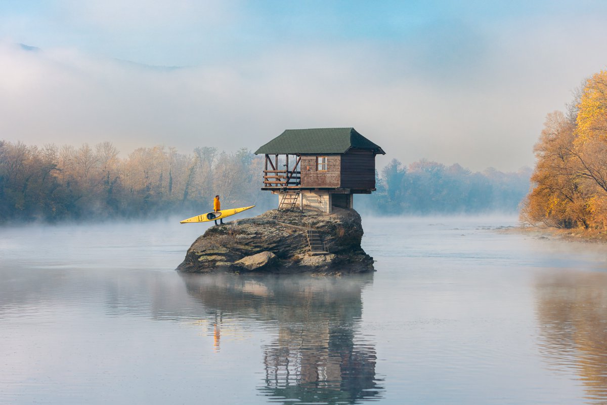 The House on the Drina – a symbol of nature, freedom, and perseverance!
Standing on a rock in the middle of the powerful river, it has for decades embodied the harmony between man and nature, defying waves and time alike.
📷 hiishiiphoto