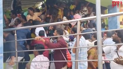 आंध्र प्रदेश:के श्रीकाकुलम जिले में शनिवार 

को बड़ा हादसा हो गया काशीबुग्गा स्थित 
वेंकटेश्वर स्वामी मंदिर में अचानक भगदड़ 
मच गई और सात लोगों की मौत और कई
लोग घायल है #venkteshwersawami