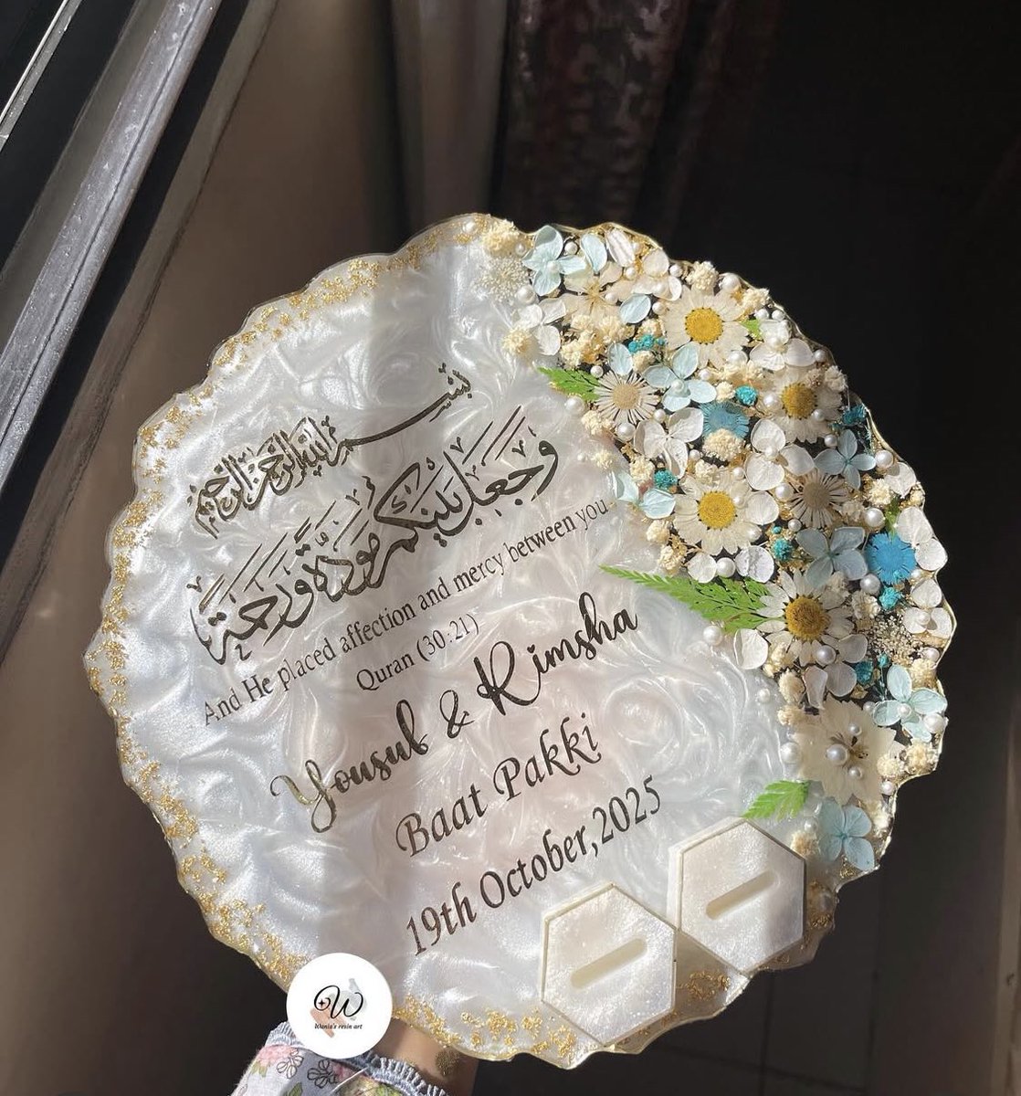 _muneeroh's tweet photo. Please retweet when you see this🙏

A frame that holds more than a picture, 
it holds dua, love, and forever. 🤍

Our resin Nikkah frame is handmade with care, designed to preserve your most sacred moment in the softest glow. 
 
Price range: N50,000 - N65000
Location: Lagos state 
Nationwide delivery 

DM to order yours today — let’s create a keepsake that tells your Nikkah story.
