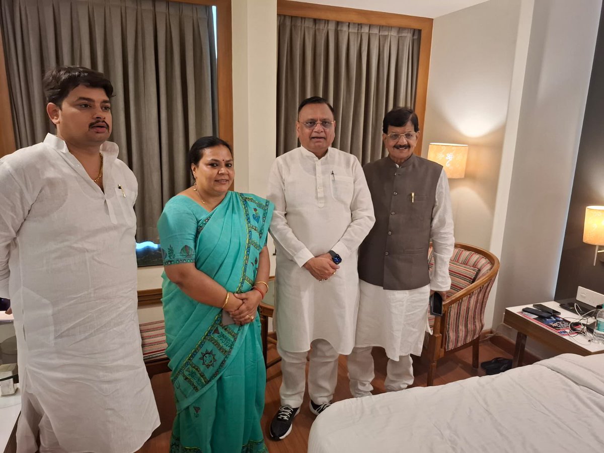 आज पटना में झारखंड के पूर्व प्रभारी श्री <a href="/avinashpandeinc/">Avinash Pande</a> जी तथा बिहार कांग्रेस के पूर्व प्रदेश अध्यक्ष श्री <a href="/DrMadanMohanJha/">Dr. Madan Mohan Jha</a> जी से मुलाक़ात कर बिहार विधानसभा चुनाव की रणनीति पर विस्तृत और प्रभावी चर्चा हुई।

चुनाव की जमीन पर बदलते संकेतों, संगठनात्मक मजबूती और बूथ-स्तर तक मज़बूत