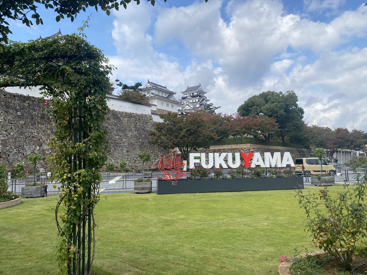 本日は卒業生の結婚式にお招きいただきました。在学中と変わらない笑顔を見せてくれ，とても幸せそうな様子が伝わり，こちらまで嬉しくなりました。温かい気持ちに包まれる素敵な結婚式でした🎉