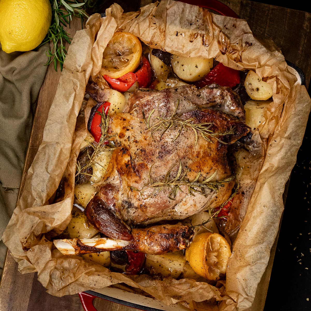 flawlessfooduk's tweet image. 🥩🇬🇷 Lamb Kleftiko,  slow-roasted lamb bathed in garlic, lemon, herbs, and baked with potatoes, onions and peppers until it falls apart. A true Greek classic, perfect for relaxed gatherings or special dinners.

👉 Recipe: flawlessfood.co.uk/lamb-kleftiko-…

#LambKleftiko #GreekCooking