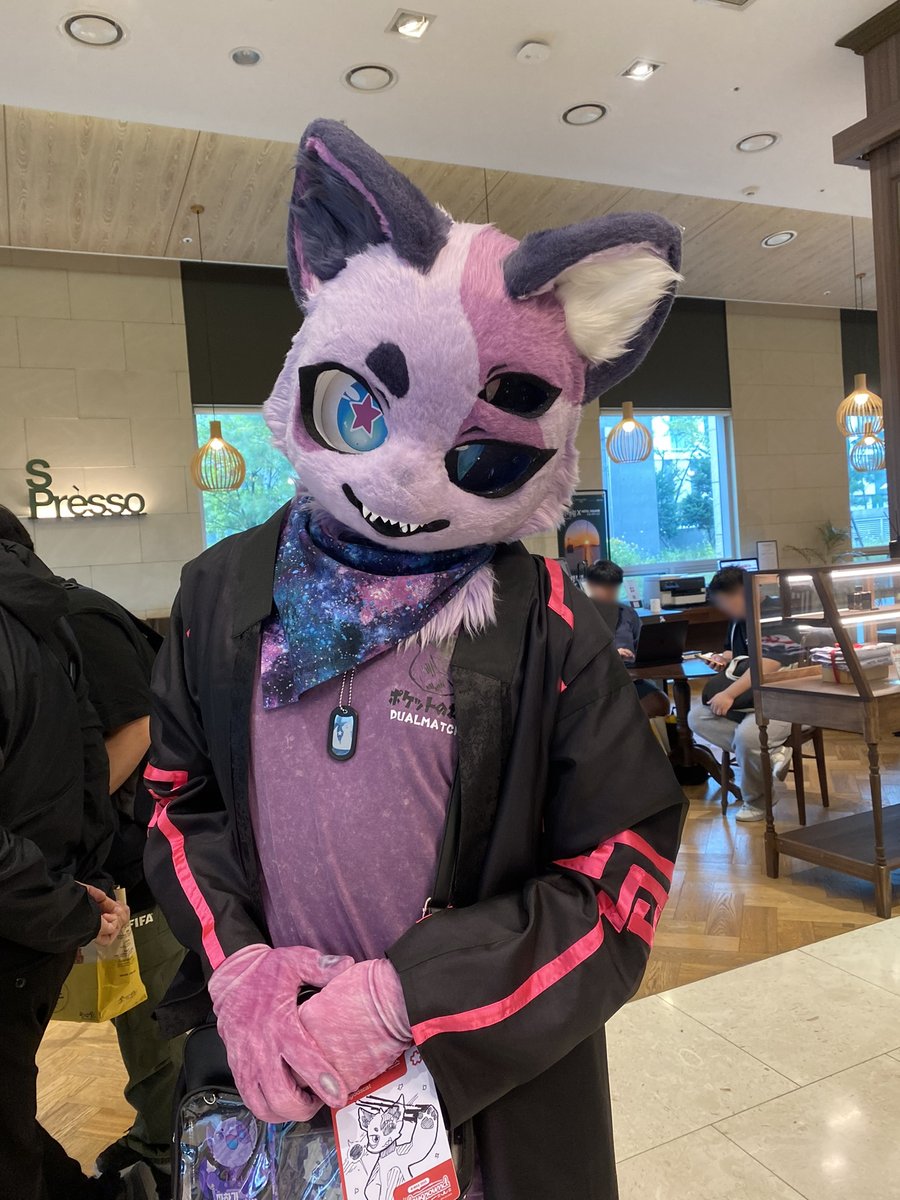 퍼레이드 티켓 중에는 12명 한정 판매한 마스코트 등급이 있었어요오.
본인 캐릭터가 들어간 클랜 깃발 같은 것도 받은 모양이에요오.
퍼리 행사가 돌아갈 수 있도록 큰 지원을 해주신 기둥 같은 분들이라 생각해요오~

영롱한 빨간색 명찰...

등장한 분들: 구땡이 님, 파하가이니레스시무스스 님