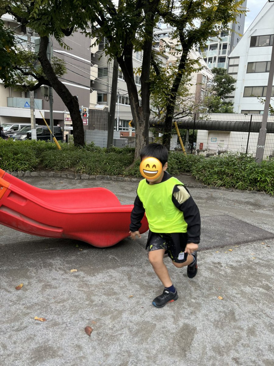 firstdream_00's tweet image. 🧑🏻‍浅草橋教室🧒🏻
2025.11.1(土)
『公園で遊ぼう』
昨日雨が降ったことから少し肌寒い気温でしたが公園に遊びに出掛けました😊
鬼ごっこをしたり鉄棒をしたり元気いっぱい遊びまわりました😆🌈

▽ファーストシーンドリームの詳細はこちら！

firstscene-education.com

#放デイ #鉄棒 #鬼ごっこ