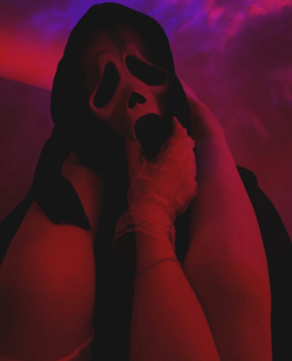 Dad_Bod_senpai's tweet photo. Happy Halloween princess 🥀🖤🔪 https://t.co/L2nuQNN6wR
