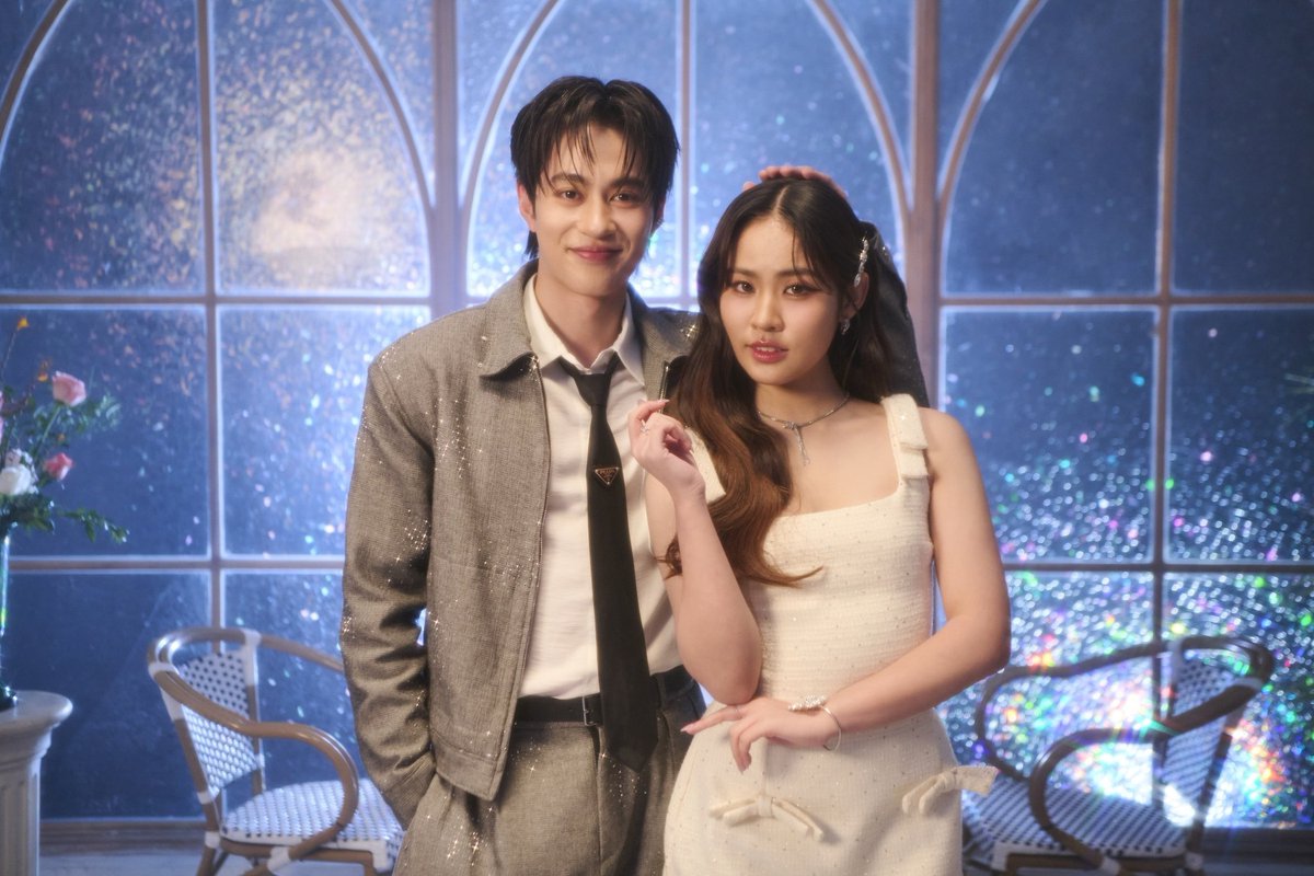 Hello_asian's tweet photo. Focus Yanin” เดบิวต์สดใสในเอ็มวีใหม่สุดคิ้วท์ “อาจจะยังนะ”
คว้าหนุ่มอารมณ์ดี “กัน PROXIE” ออกเดทสุดป่วนชวนใจเต้นแรง!
https://t.co/2XFsRfIeKY

 #โฟกัสญาณิน #FocusYanin #อาจจะยังนะ #MaybeNotYet

#กันproxie #proxiegunn #PROXIEGun #PROXIETH #MLGMUSIC #MoonlightGlow https://t.co/td9S9DYvkk
