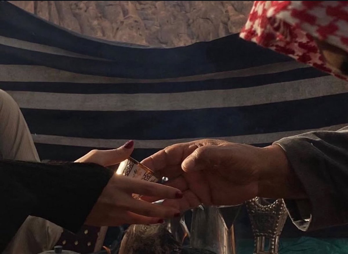 اخذني عن بيئه الاهل و وجيه اصدقاي
وعن شرايح مجتمعنا بحضره و بدوه

ودّي اسهب فـ التمعن من عيونك وجاي
وودي اغفى بين عنقك ، وعظم الترقوه

وان حصل من منهل التوت مايقطع ضماي
   لا تقدم لي بياله « و فنجال قهوه »