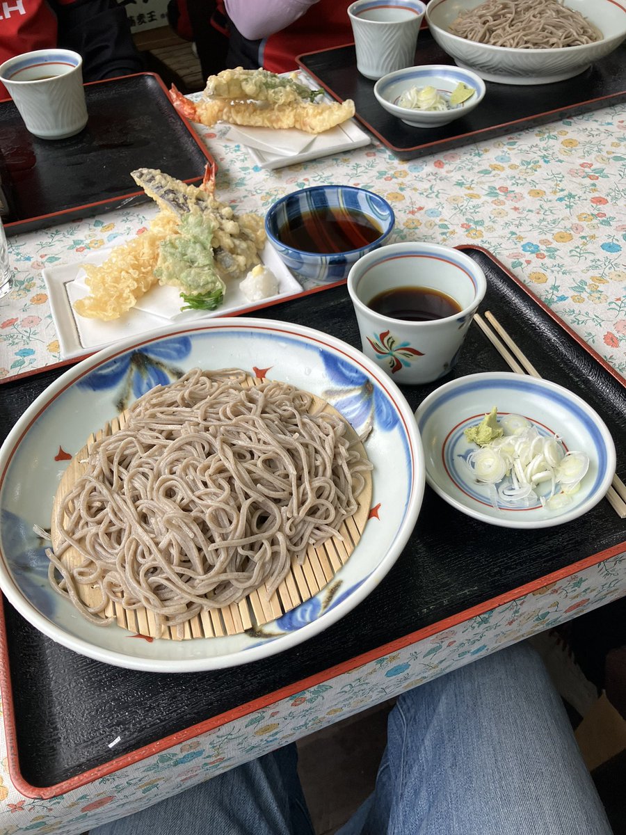 茂木に来たらココ
と言うくらい、有名でなかなか席が空かない、お蕎麦屋さん

週末限定の十割そばと天ぷら盛り合わせ
コレでなんと1100円
そして、最高に美味い😋