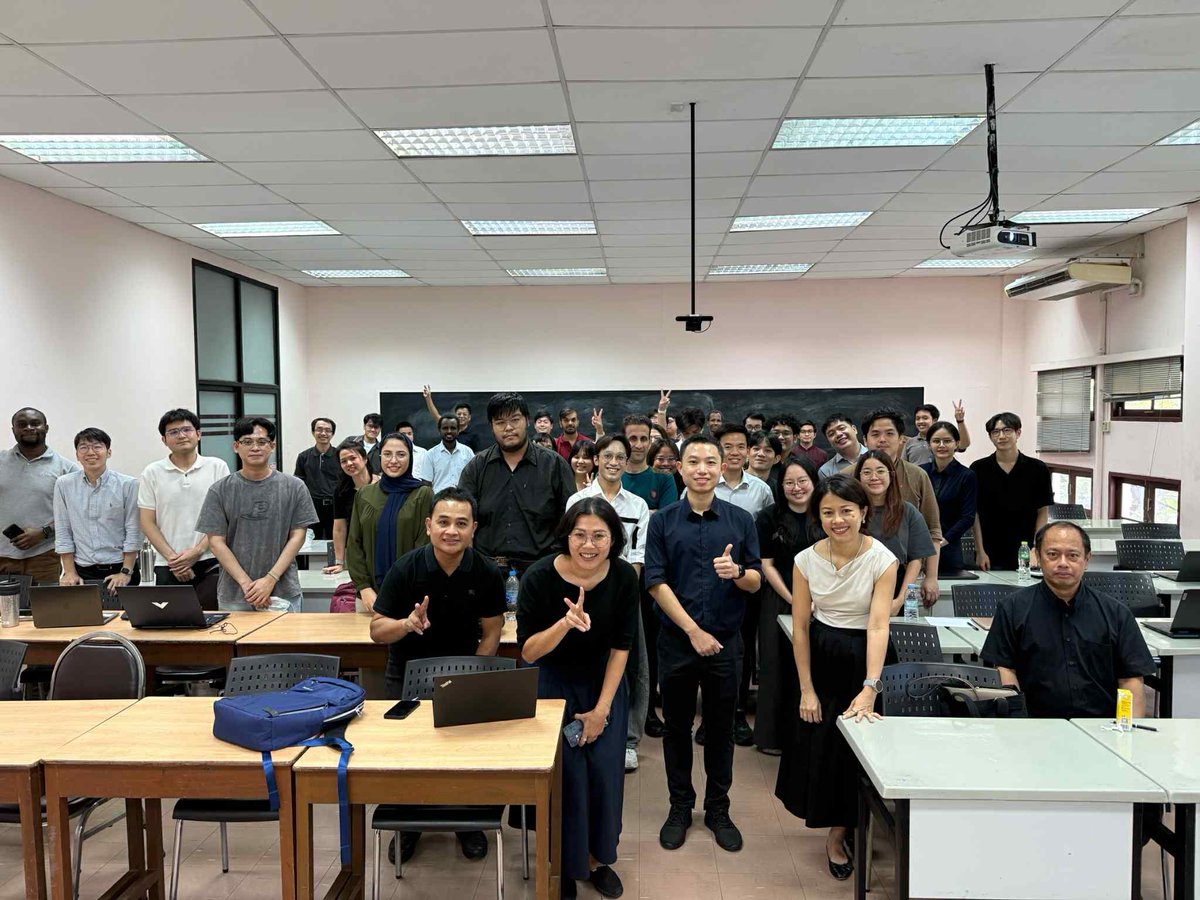 Paritmongkol's tweet photo. Gave an opening seminar talk for the seminar class at Chemical Engineering, Chulalongkorn University, yesterday. I hope everyone got excited about MOCs and hybrid semiconductors.
@VISTEC_Thailand https://t.co/WfNQRes2Fd