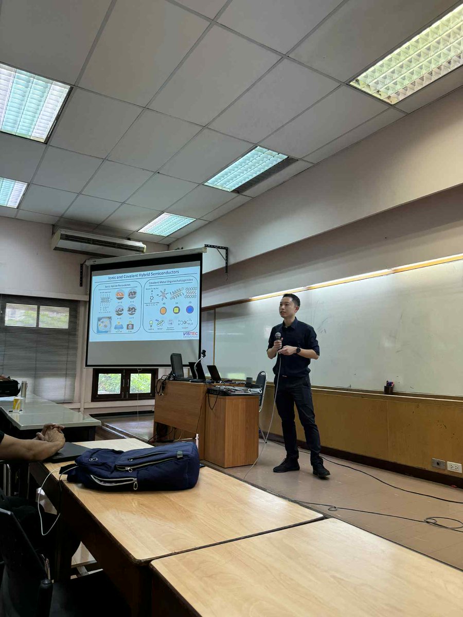 Paritmongkol's tweet photo. Gave an opening seminar talk for the seminar class at Chemical Engineering, Chulalongkorn University, yesterday. I hope everyone got excited about MOCs and hybrid semiconductors.
@VISTEC_Thailand https://t.co/WfNQRes2Fd