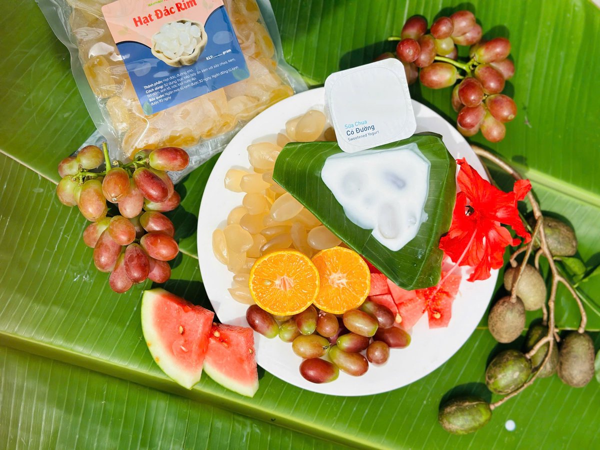 Trưa nay ăn gì?

Lấy túi hạt đác trộn thêm dưa hấu, nho, sữa chua là ăn thôi. 

Hạt đác đợt này hạt to, dẻo mềm Nam đã rim với đường sẵn rồi, giờ lấy ra ăn kèm với dưa lưới, nho, mít, táo... rất hợp. Cuối tuần ăn vậy cho nhẹ bụng nhen.

Nam có để thông