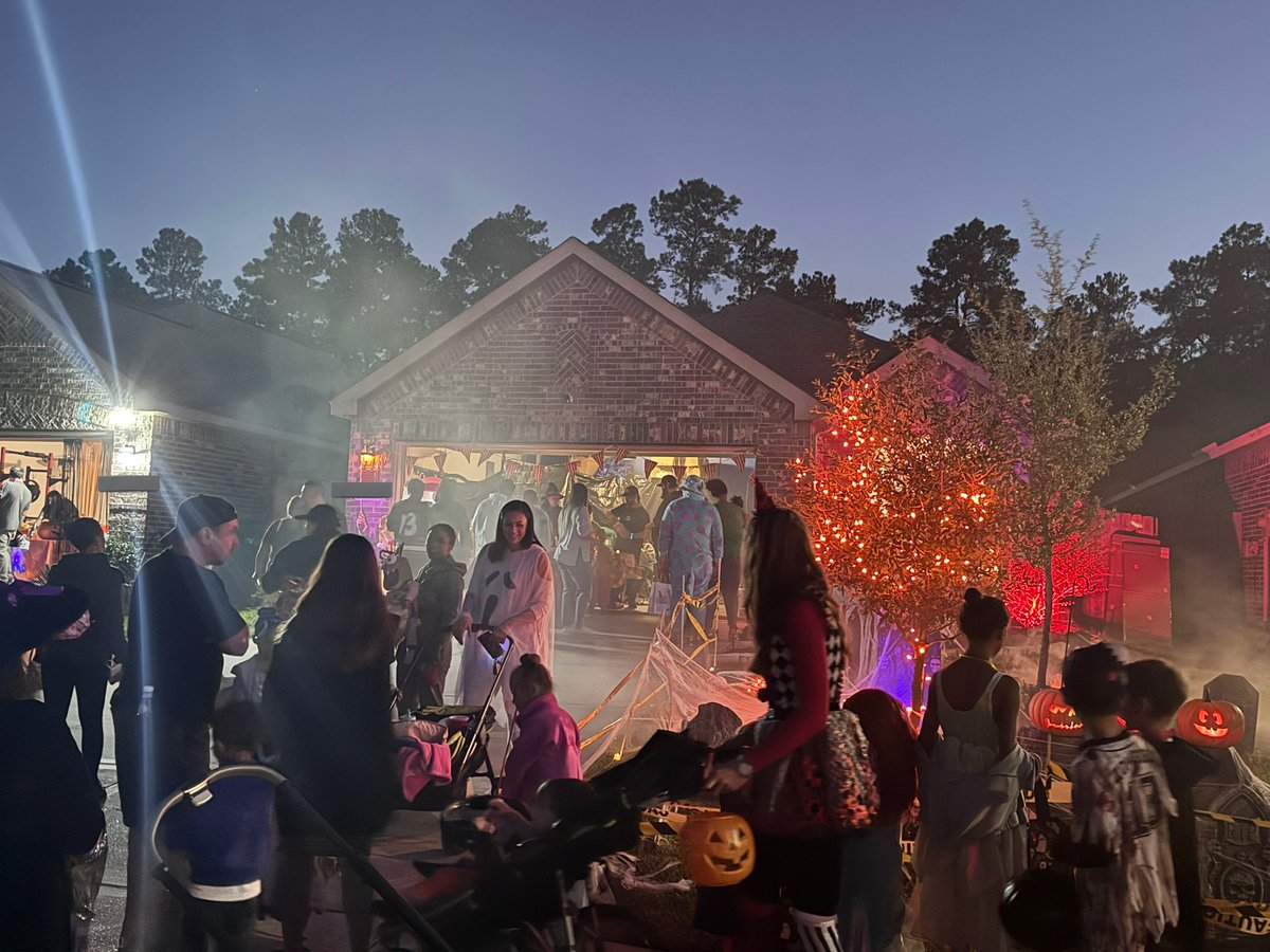 Roughly 700 bags of popcorn given out tonight. Goodnight👯‍♀️