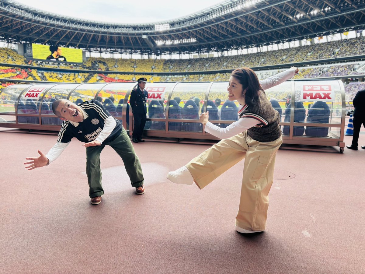 haraichi_mg's tweet image. 国立競技場に到着しました⚽️ 🏟️
#ぽかぽかJAPAN 🆚ＪリーグOBレジェンド
決戦の模様は11/3(月)11:50〜放送の #ぽかぽか で⚽️

ハイタッチを求める神田さんとそれどころではない岩井です🙌🏻

#ルヴァンカップ