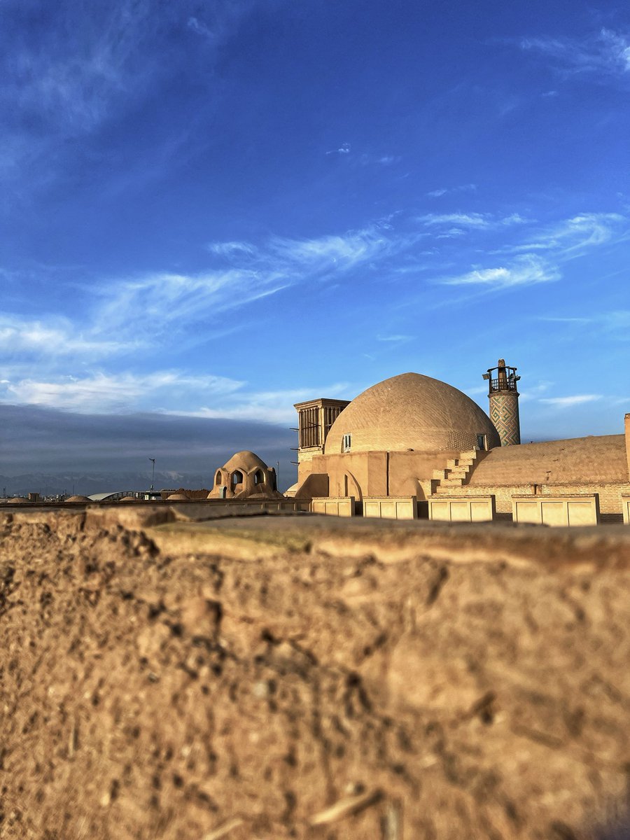 یزد، بامِ تاریخ
بر فراز خشت‌های کهن، میراثی زنده از هنر و زندگی ایرانی می‌درخشد.
عکس: بهارک روشن بخش
#میراث_جهانی
#بافت_تاریخی_یزد 
#ایران_ببین