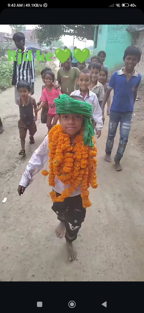 बिहार में राजद की दीवानगी अलग लेवल की है ।

और वही भगवान  लालू यादव और तेजस्वी यादव की बात की जाए तो लोग लालू यादव और तेजस्वी यादव के लिए अपना जीवन समर्पित कर देंगे।

इस बच्चे की दीवानगी देखी और पीछे चल रहा है जन सैलाब देखिए ।