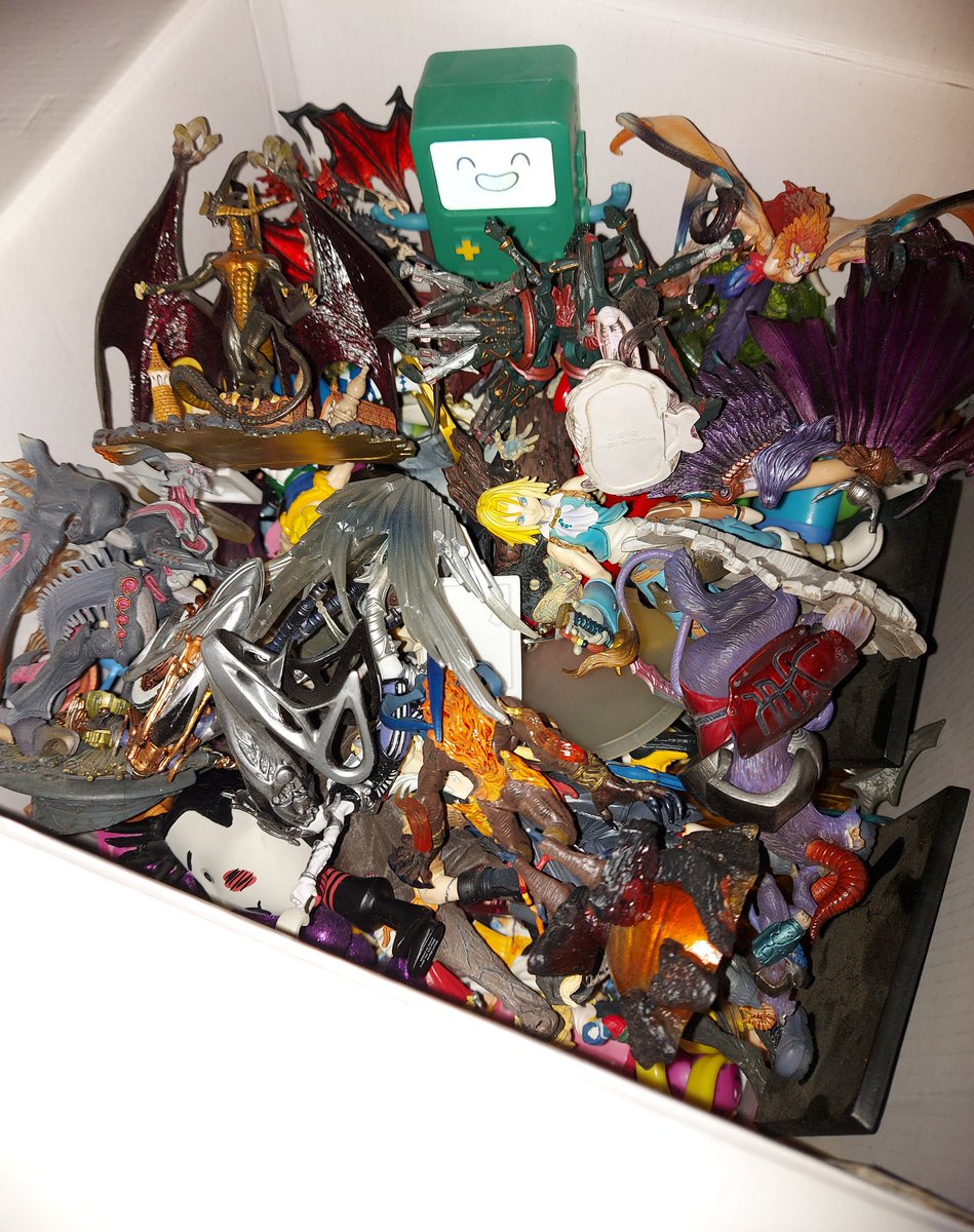 KittyFails's tweet image. Current me would never store my collection like this.
10 years in a box, lost in time and my hoard.

Welcome back, buddies!