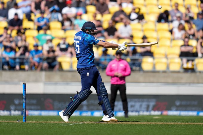 Fighting knock of 68 by Overton 👏