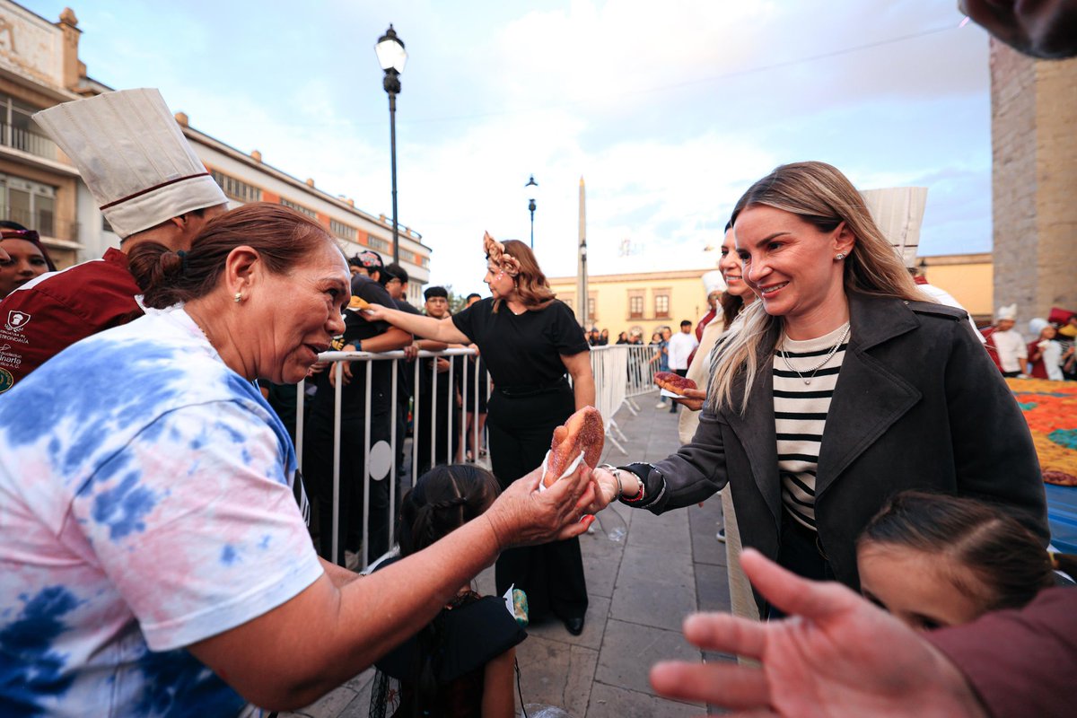 🏵️ ¡Un año más rompiendo el récord de la catrina monumental de pan de muerto, junto a la Universidad Vizcaya de las Américas!

💀🌼Con más de 3️⃣mil panes de muerto que realizaron los estudiantes de Gastronomía de la UVA, se logró formar un perro alebrije de mucho sabor y color.