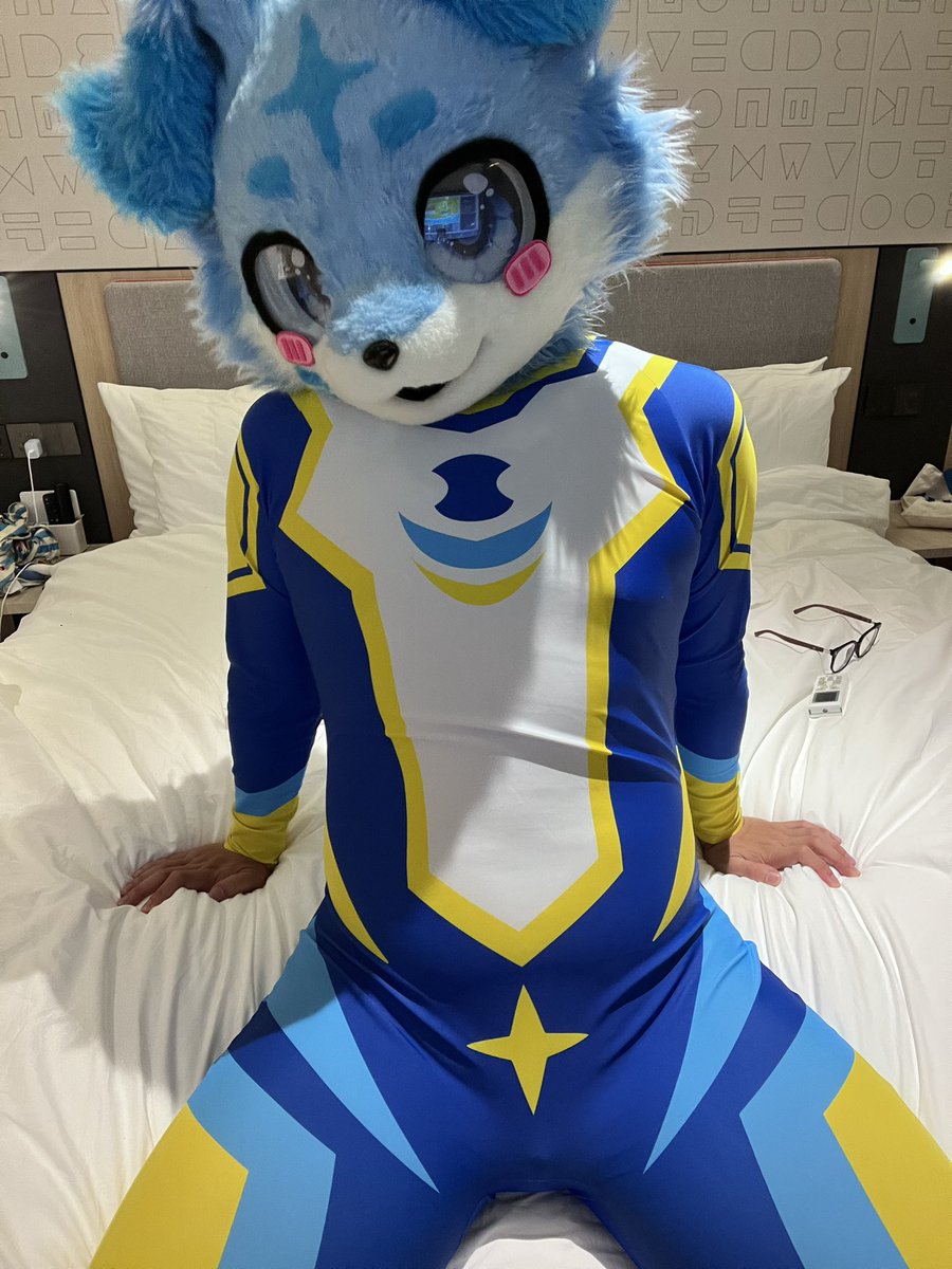 忽略我的小肚肚 这个紧身衣真的很好摸～ 
👔：<a href="/kiza_4real/">Kiiiiiiza_X_4real</a>