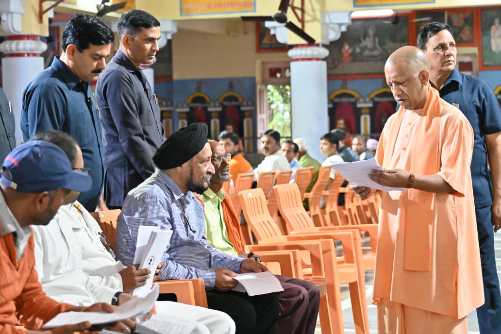 CMOfficeUP's tweet image. जन-आशाओं के सारथी, सेवा-संकल्प के प्रतीक #UPCM @myogiadityanath ने आज @GorakhnathMndr परिसर में &apos;जनता दर्शन&apos; में प्रदेश के विभिन्न जनपदों से आए लोगों की समस्याएं सुनीं।

मुख्यमंत्री जी ने संबंधित अधिकारियों को प्राथमिकता के साथ जनसमस्याओं के निराकरण हेतु निर्देश दिए।…