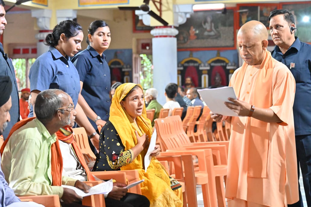 CMOfficeUP's tweet image. जन-आशाओं के सारथी, सेवा-संकल्प के प्रतीक #UPCM @myogiadityanath ने आज @GorakhnathMndr परिसर में &apos;जनता दर्शन&apos; में प्रदेश के विभिन्न जनपदों से आए लोगों की समस्याएं सुनीं।

मुख्यमंत्री जी ने संबंधित अधिकारियों को प्राथमिकता के साथ जनसमस्याओं के निराकरण हेतु निर्देश दिए।…